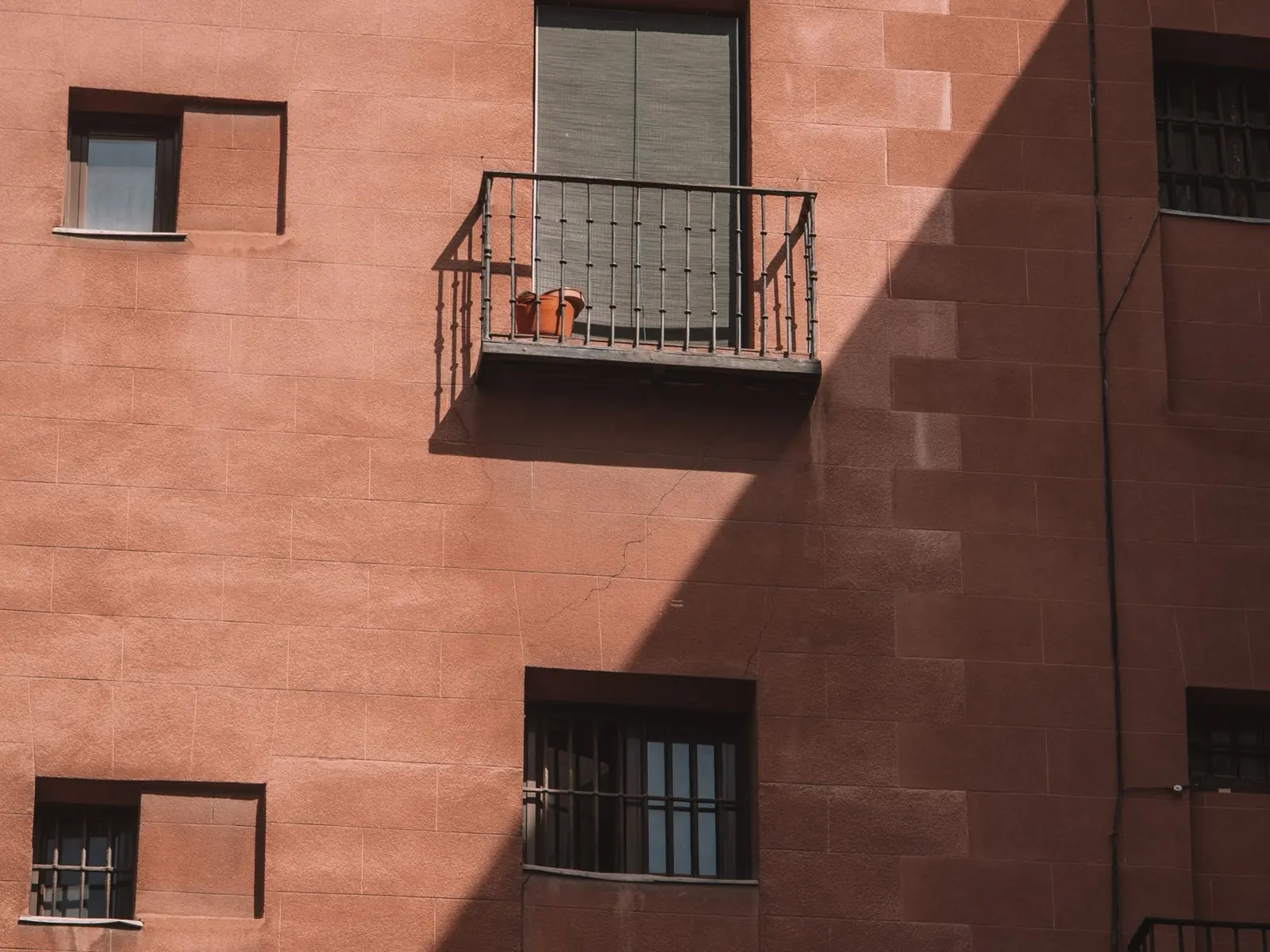 Portal de un edificio de viviendas con buzones y acceso adaptado