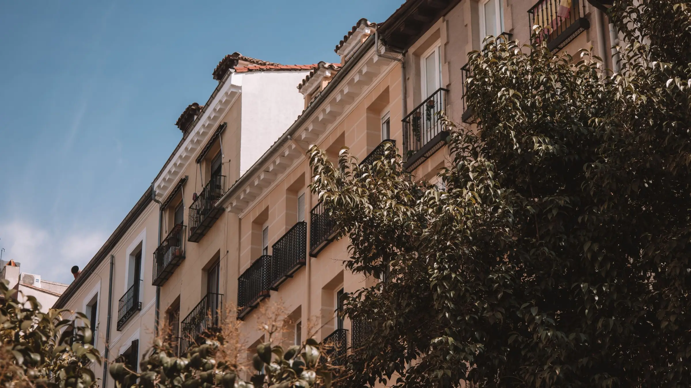 Fachada de un bloque de viviendas con balcones y portal a pie de calle