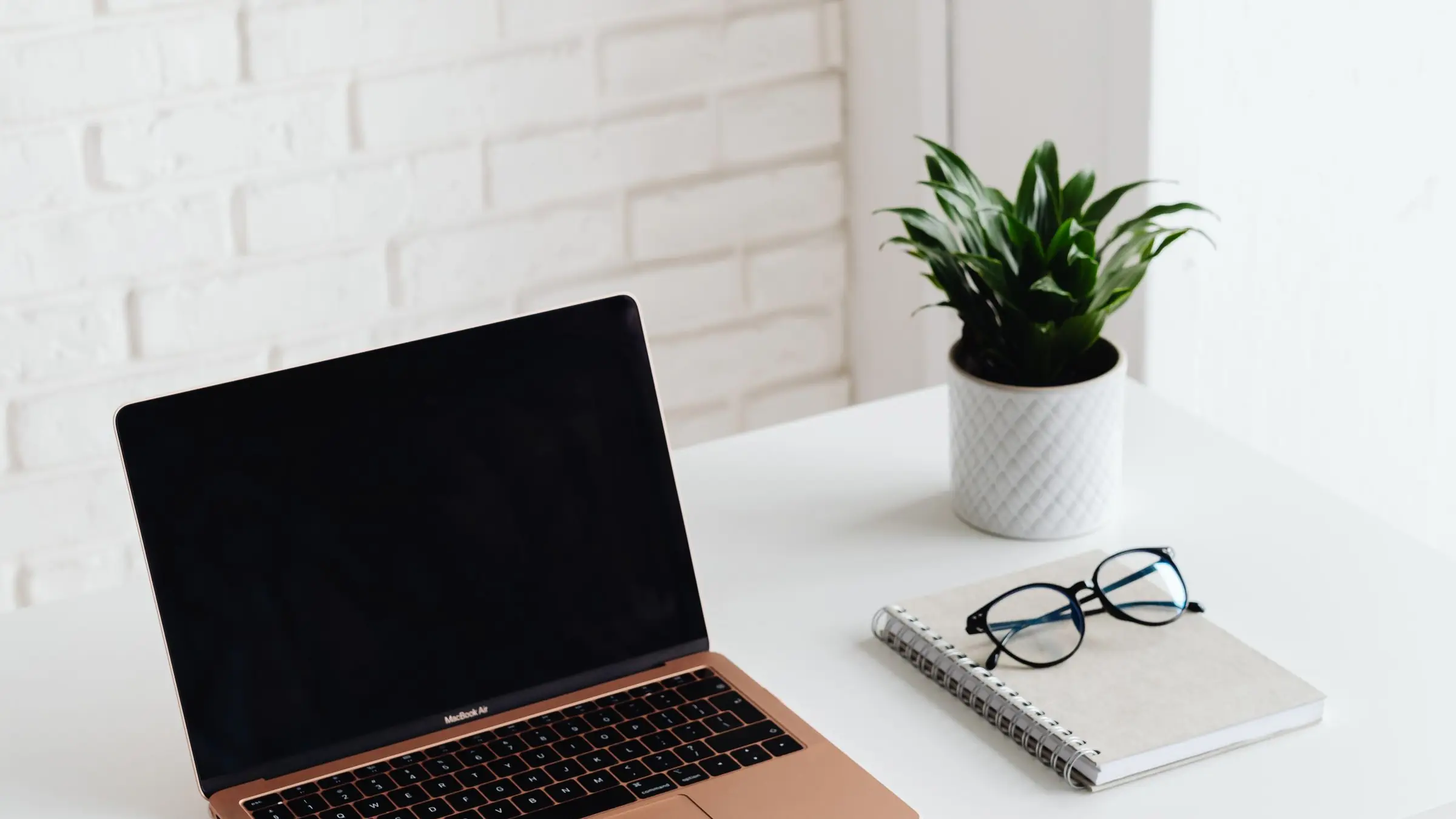 Pantalla de un portátil con la configuración de un navegador web abierta