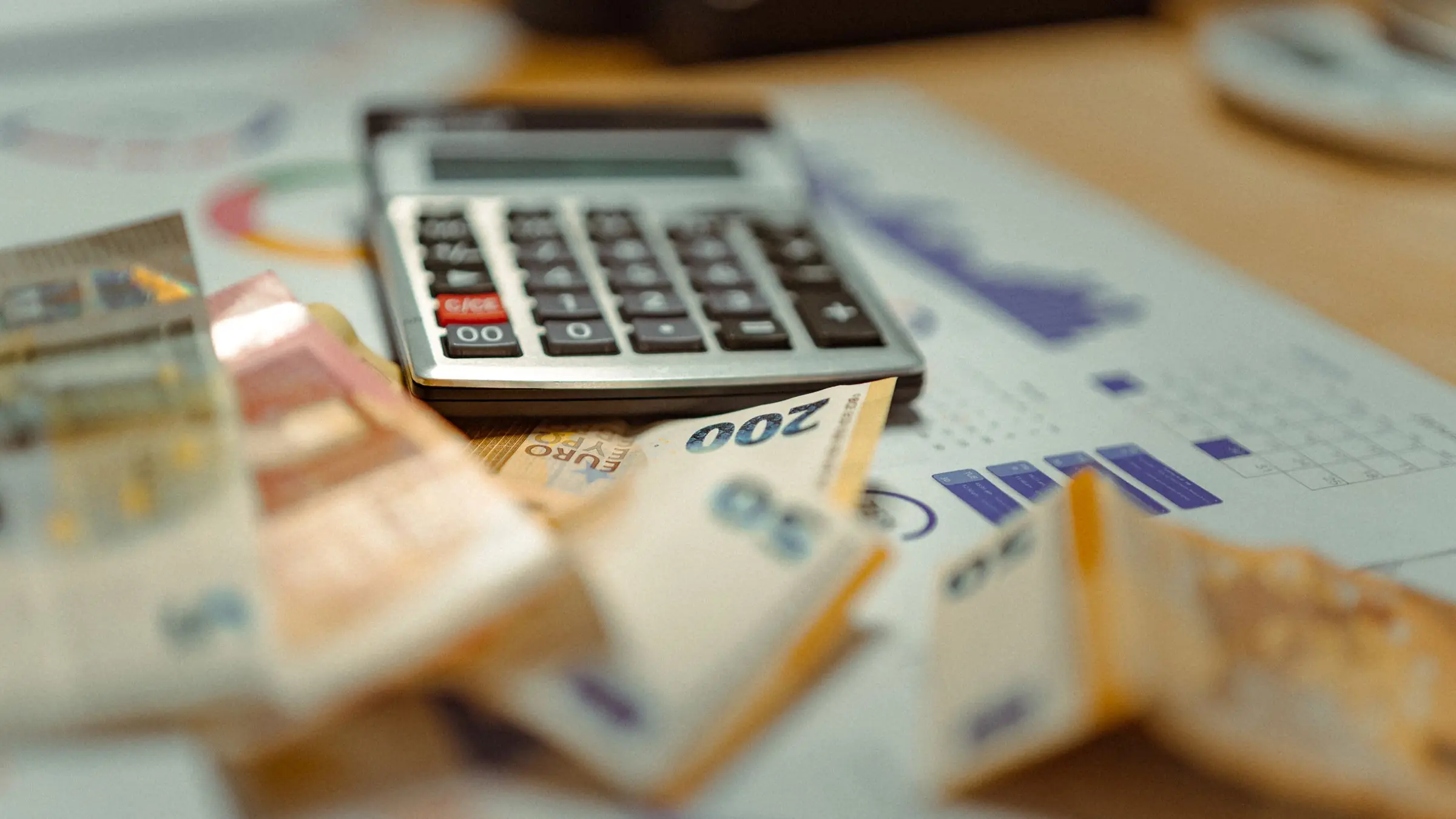Impresos de declaración de impuestos sobre una mesa junto a una calculadora