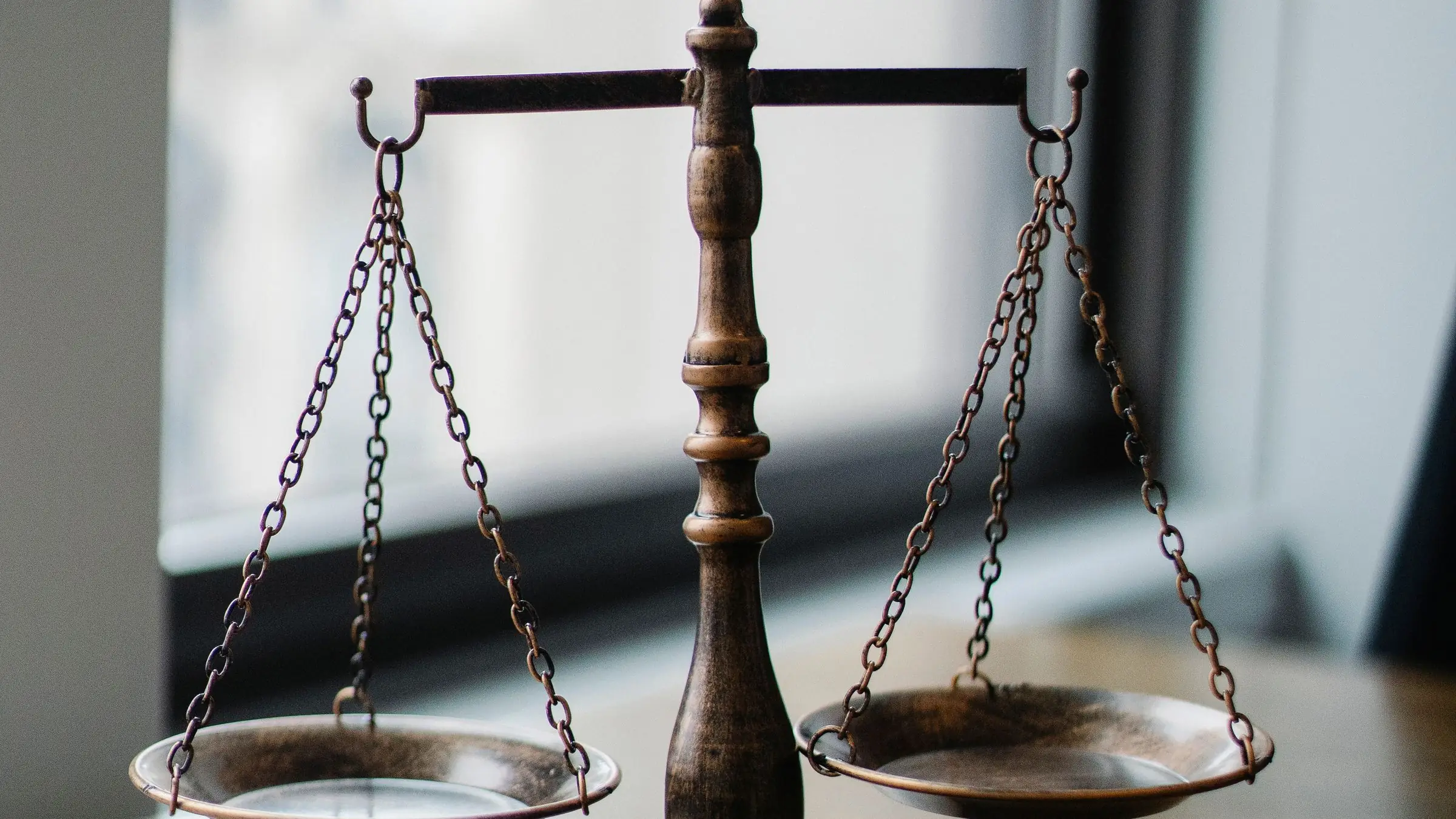 Estantería de un despacho con códigos legales y expedientes encuadernados