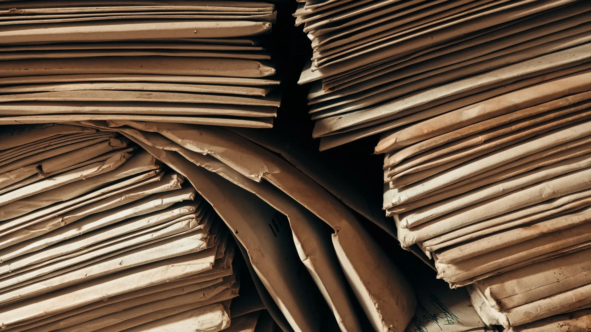 Archivador cerrado con carpetas de expedientes en una oficina